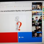 zdjęcie ukazuje planszę z pytaniem quizu Czy na wrocławskich rynku stoi pomnik kata?